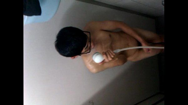 [specsaddicted.com] safado Taiwan menino masturbando fora no chuveiro (short video)