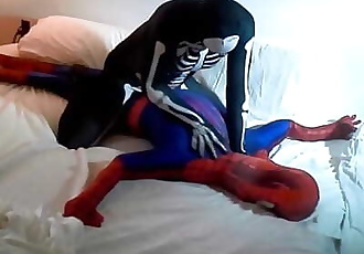 skelet bulten spiderman op zijn wit Bed