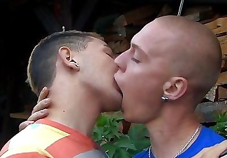 Роговой геи поцелуи и сосать
