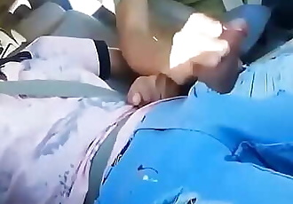 motorista do uber ajudando garotão a relaxar 2 min