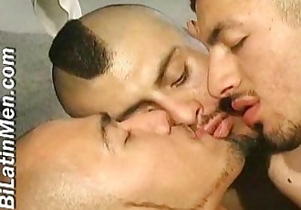 bilatin men kissing and butt fucking
