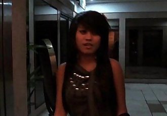 Asiático Bargirl chupa Un extraños dick para Efectivo 5 min hd