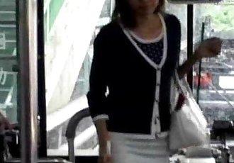 а молодой Азии девушка входит а общественные Автобус и сидит вниз от http://alljapanese.net 56 сек