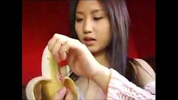 Japonesa chupando uma banana