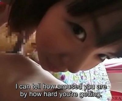 مترجمة غريبة و مضحك اليابانية في سن المراهقة المداعبة في بوف