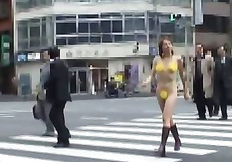 Jav öffentliche Nacktheit Thong Bikini walking in Tokio Untertitelt