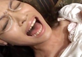 Asiático Babe Riku Shiina muestra off talentos Con vibrador en su mojado Coño 10 min