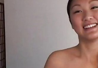 Les jeunes japonais adolescent donne pipe et Joue Avec elle-même 247teencam.com 19 min