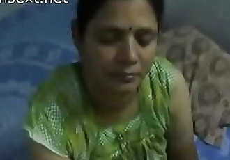 indiase Desi moeder geeft zeer hot Vette handjob naar haar zoon 2 min