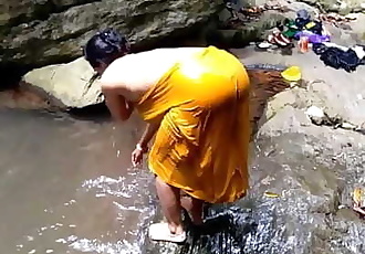 Kurwa indyjski mama obok wodospad las odkryty seks 6 min 1080p