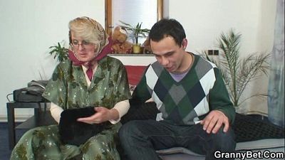 Old ma pleases a stranger - 6 min