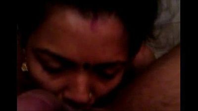 indiase vrouw zuigen haar mans haan in Slaapkamer 48 sec