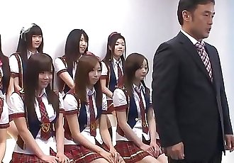 जापानी स्कूली लड़कियां क्या कुछ शरारती सामान के दौरान के आदर्श सी