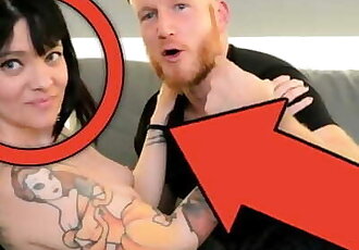 谁 是 她的 纹身 新的 camgirl 惊喜 一个 fan.. 在 他的 hotel! threesome!