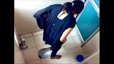 3 College Girls Pissin in Toilet of Famous Mumbai College - 1 min 20 sec