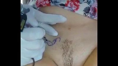 Adolescente Novinha tatuando Un bucetinha 3 min