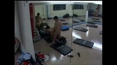 indiase tiener in Fitnessruimte Onderdeel 2 6 min