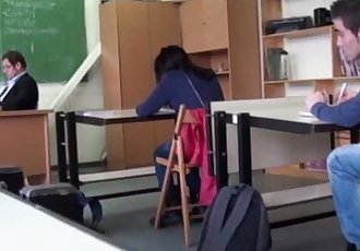 Bruna studentessa scopa cazzo in classe