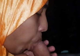 भारतीय एनआरआई मुस्लिम गोल्डन हिजाब लड़की आश्चर्यजनक हलक में और कम पीने के