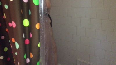 Spionage auf Ihre Schritt Schwester in die Dusche , in 4k hd :Von: @ambrosaxo