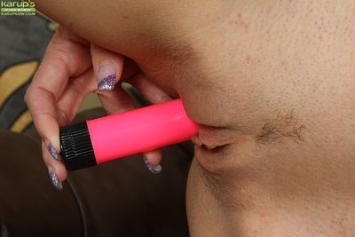 Voluptuosa Loira milf com pequeno mamas jogar com um cor-de-rosa vibrador - parte 2