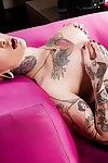 busty tatuaże Kochanie Świeci anioł grać z jej ogolone nastolatek cipki