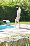 아름다운 유럽 대 Misha 크로스 을 얻 젖 에 a 수영장 자