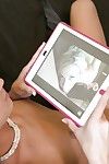 lésbicas Kacy Lane e Karla Kush são lambendo suculento xoxotas no o iPad - parte 2