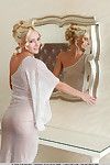 Blond Glamour model Alysha een Afsteken sexy benen naar Weergeven glad tiener Kut