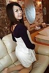एशियाई किशोरी में होजरी में खुलासा उसके सेक्सी शरीर और लेने के शॉवर
