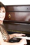 高齢者 成熟した 女性 女性 Sarah 遊ぶ ピアノ に 見 thru メッシュ 衣装
