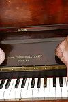 edad Maduro mujer señora Sarah jugar piano en ver thru malla Traje - Parte 2