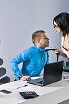 Gözlük giyen Sekreter alma twinks sonra hardcore office seks