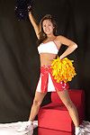 amador latina pinto mailia lançando pequeno Seios a partir de cheerleader roupa