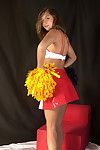 amador latina pinto mailia lançando pequeno Seios a partir de cheerleader roupa