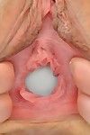 Mince adolescent s'étend lèvres les lèvres large ouvert avant énorme Sexe jouet insertion - PARTIE 2