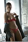 черный гламур модель Ноэль Моник освобождая девушка части от Красный белье
