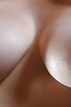 काले और सफेद busty लड़कियों दिखा रहा है बंद उनके बड़े प्राकृतिक स्तन - हिस्सा 2
