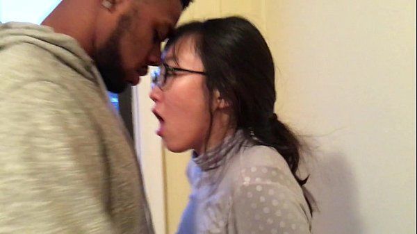 coreano studente baci Il suo prima Nero Ragazzo mentre Fidanzato FILM