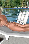 Blond D Babe met groot natuurlijke Tieten sunbathes op zee jacht - Onderdeel 291