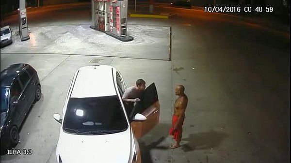 Suposto PM Ã© flagrado fazendo sexo oral em outro homem em posto de gasolina em Manaus