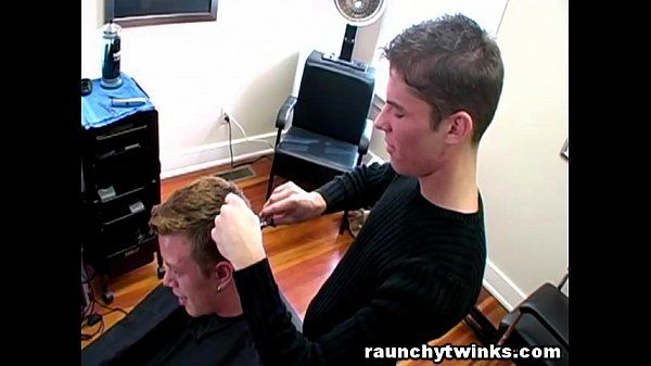 tesão gay golpes seu Bonito cabeleireiro no o Salão de beleza