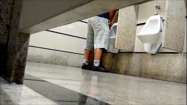 Punheteiros no banheiro publico (brazil public restroom)