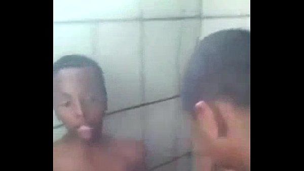 amigos heteros fazendo de puta no banheiro