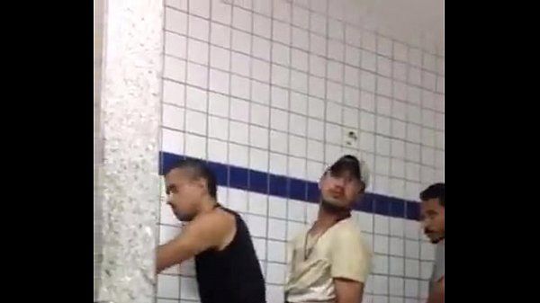 Dando o cu no banheirÃ£o em frente ao mictÃ³rio