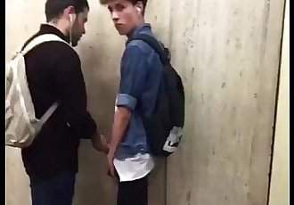 Flagrado fazendo mão amiga na estação do metrô