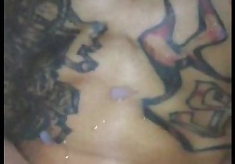 tatuado gozando com Un pica enterrada no cu :Por: pornogayon.com