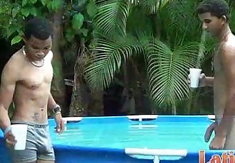 Pikant twink jongens cool uit in De zwembad na geslacht