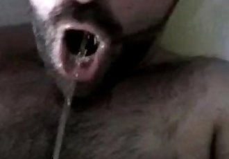 Hairy bear pissing and cumming in his own mouth