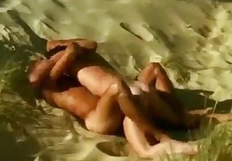 Joven se folla a un maduro en la playa- spy